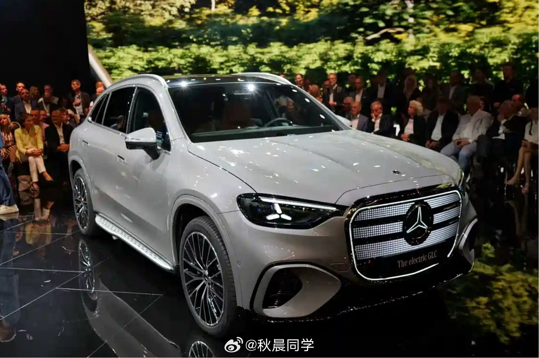 全新奔驰GLC纯电版发布了，说几个重点：1、外观相当有识别度，942个可点亮的