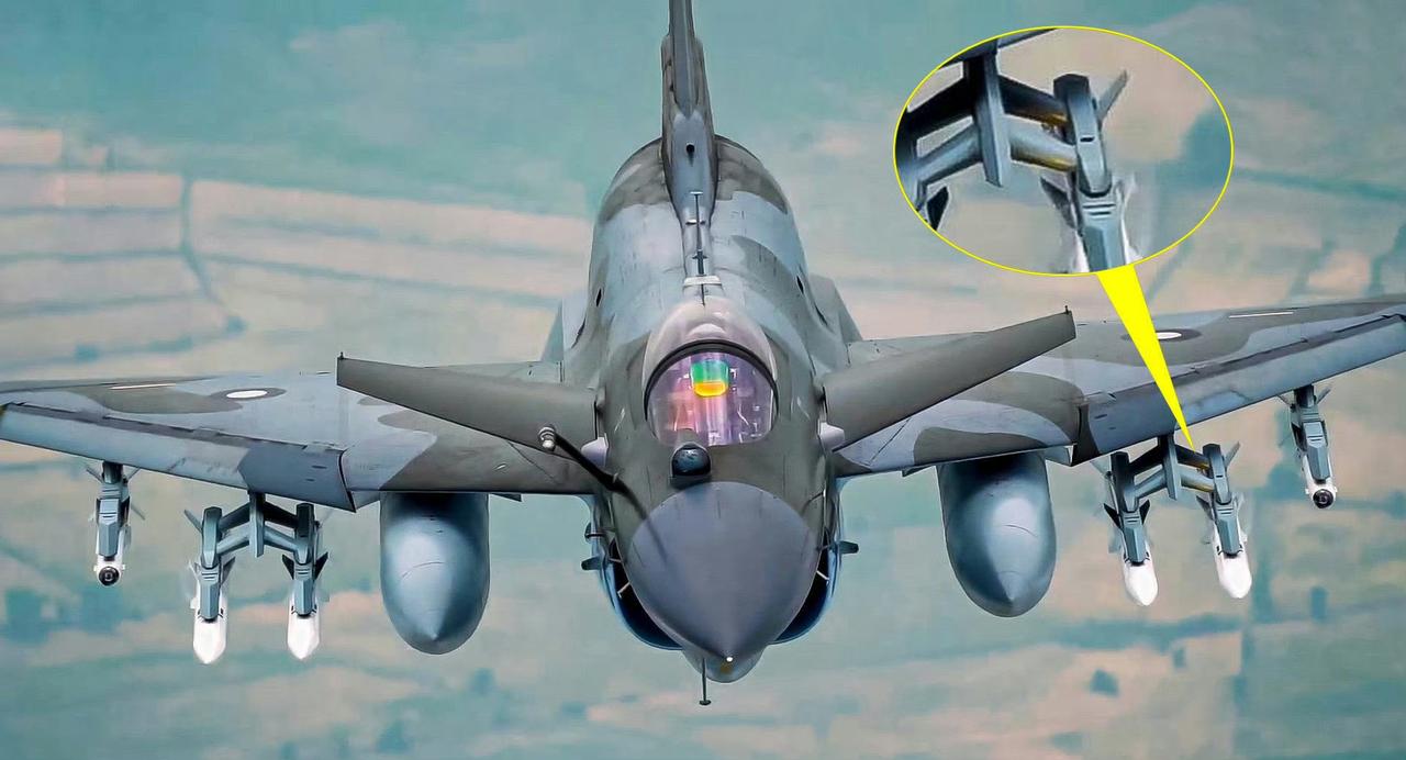 2架歼-10CE战机的复合挂架（主要挂载霹雳-15E），都有都有实弹发射空空导弹