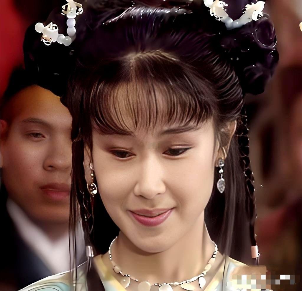小时候看《新白娘子传奇》，总觉得许仕林的老婆碧莲，看上去有些成熟。长大后查资料才