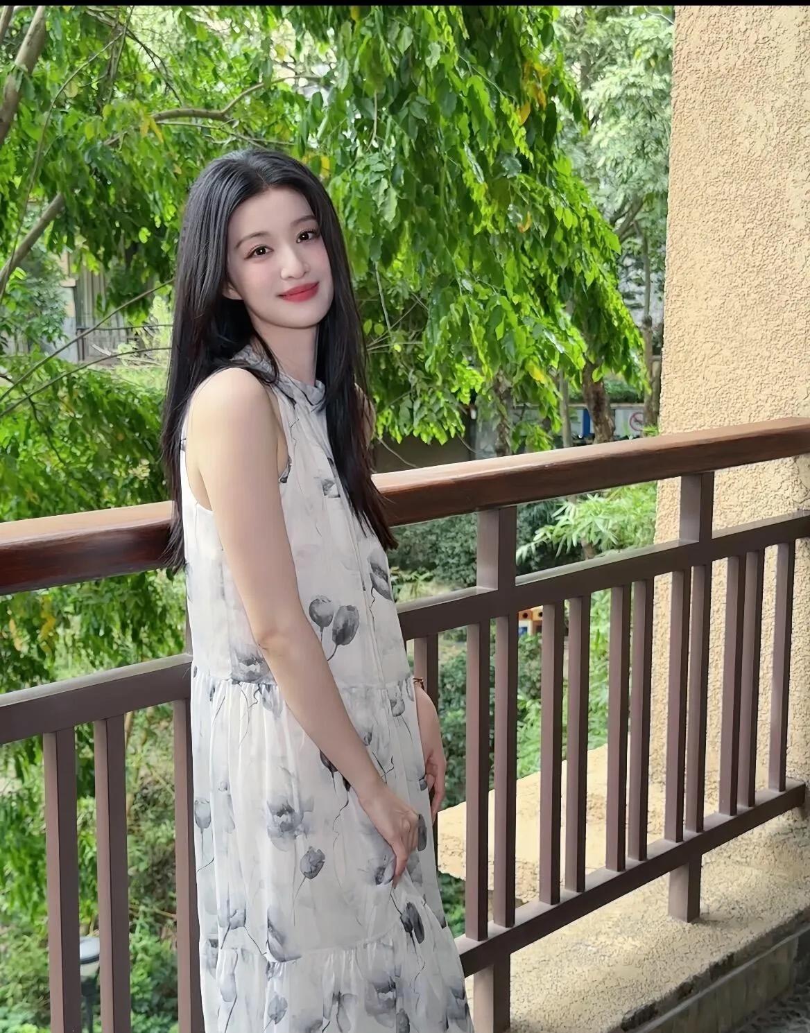 王楚然这组真的把“清冷感”拿捏住了！水墨印花挂脖裙简约又高级，妥妥的新中式美学✅