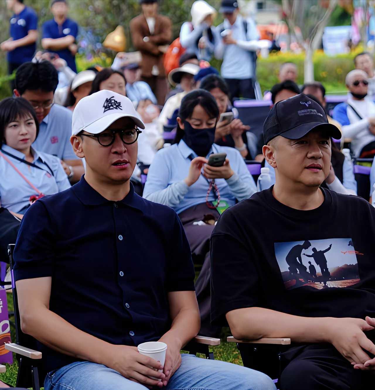 才发现两人是真正的朋友！