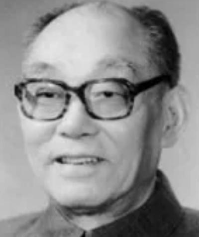 1949年，陈毅接管上海却镇不住场子，陈赓推荐了一个人到上海滩。1949年，当时
