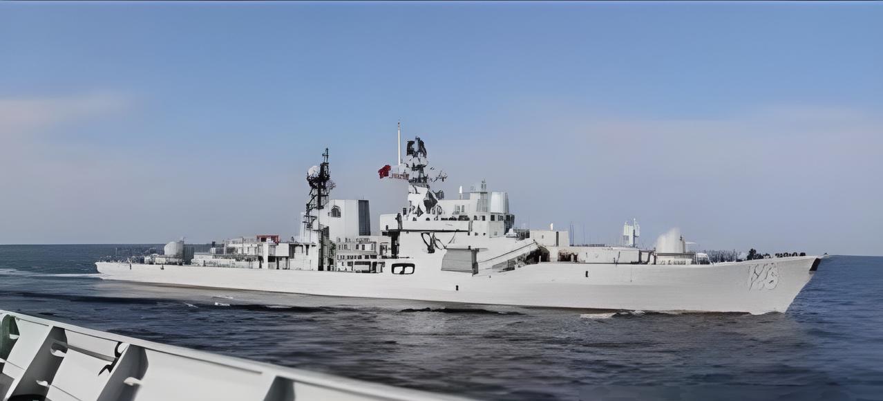 “中日海空激烈对峙”，日本自卫队贴脸监视，解放军果敢霸气强硬出击。中国解放军两