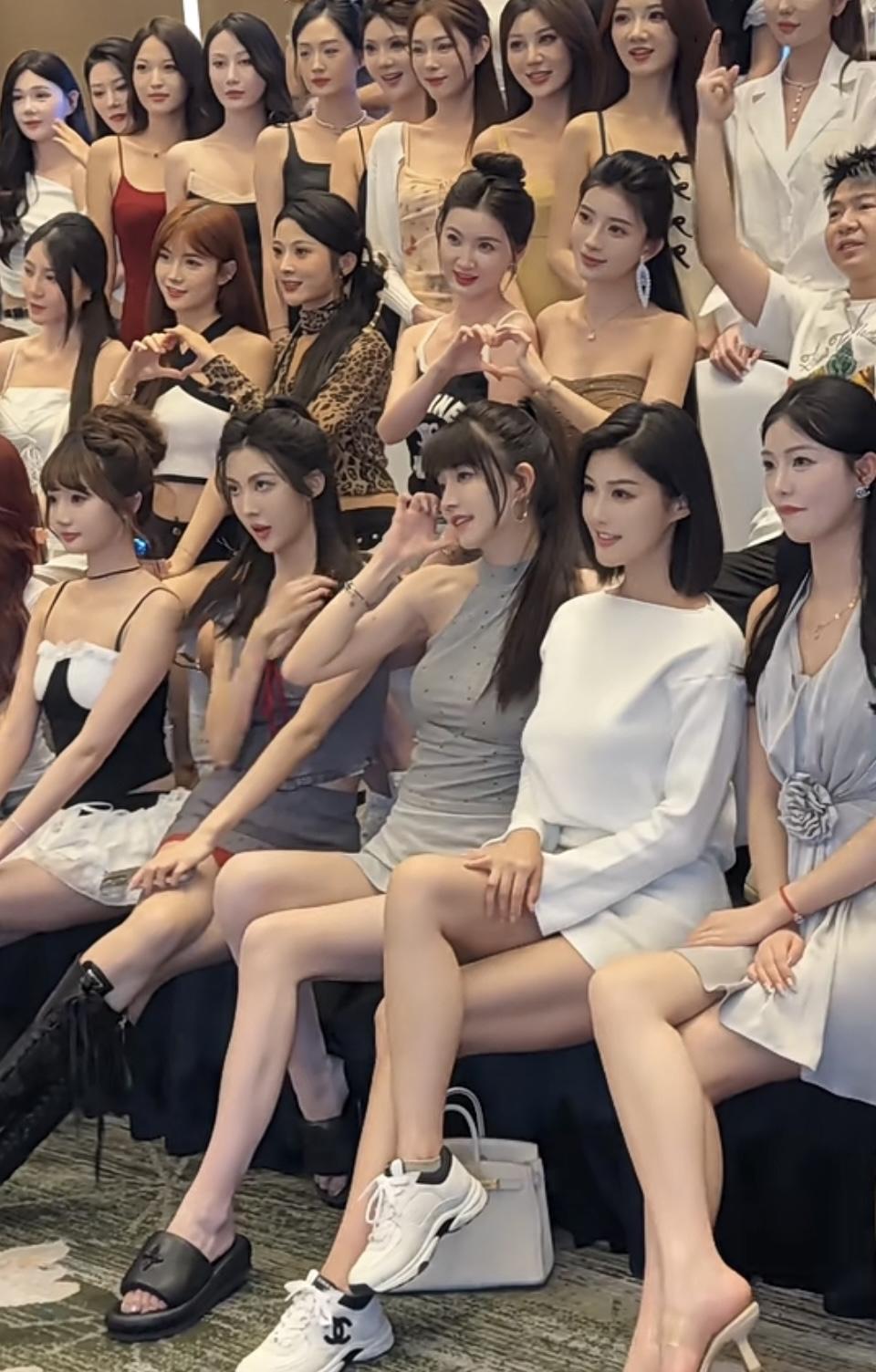 满屏的靓丽身姿凑在一起，是视觉盛宴般的画面，各色穿搭衬出不同的美，人群里的每一个