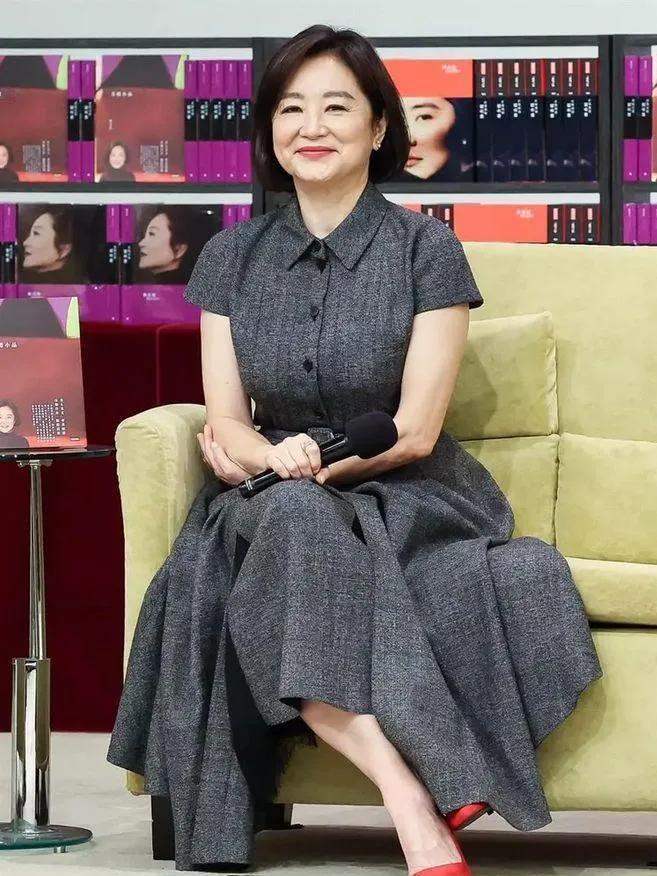 被林青霞这组灰调穿搭狠狠拿捏！✨无袖短款针织上衣+深咖阔腿裤，配色高级又吸睛，