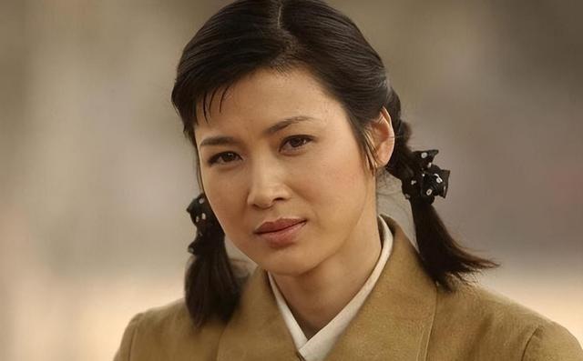 2011年，饰演李云龙老婆的童蕾，因800万别墅，抛弃相恋5年的男友周一围，投入