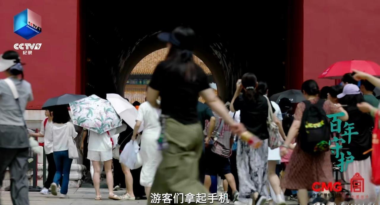 故宫同一片天空看到泪目故宫的红墙黄瓦，见过侵略者的狼狈，也见战鹰的雄姿，八十年流