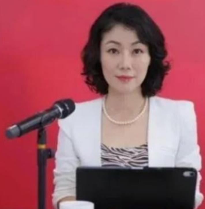 中国最贵的女秘书：年薪849万，虽已年近50岁了，还像个少女。这位女秘书就是朱旭