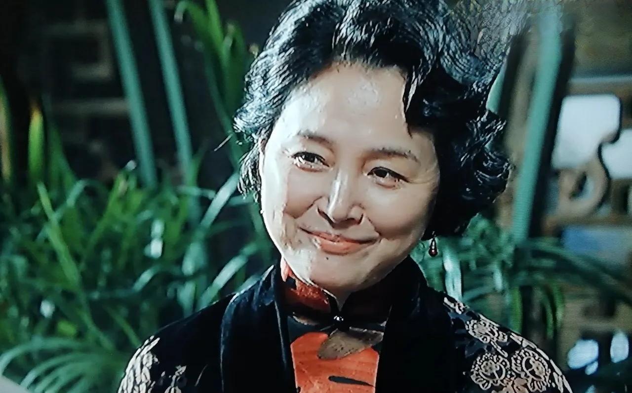 追剧《沉默的荣耀》昨晚看到了我喜欢的女演员张延，长胖了，脸变大了。