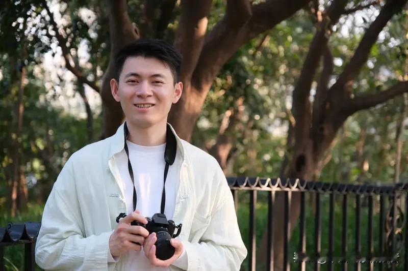 那天HR把裁员协议放我面前时,我甚至没仔细看条款,笔一挥就签了字,当天收拾东西就