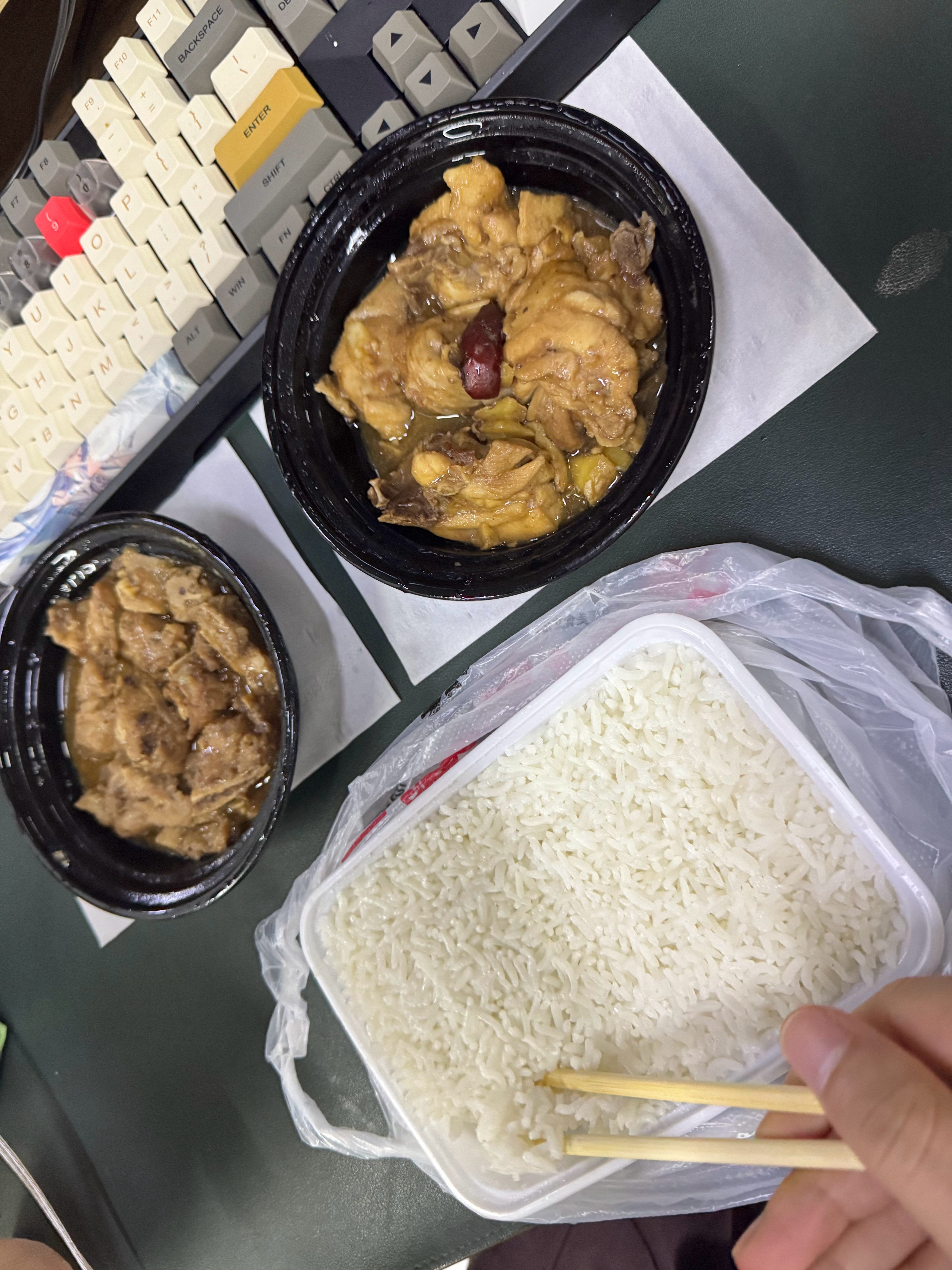 同事说，他知道他吃的是预制菜，可是价格便宜呀，味道也真的香​​​