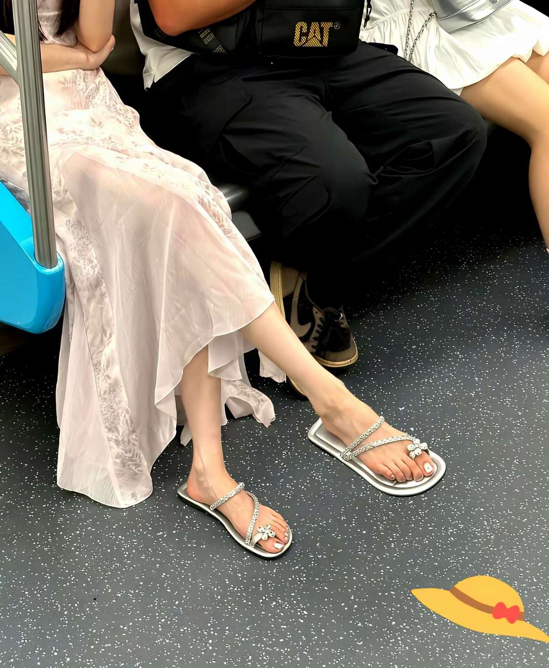 地铁上发现了超吸睛的一幕！​一位小姐姐的穿搭精致又优雅，尤其是那双水钻凉鞋，简直