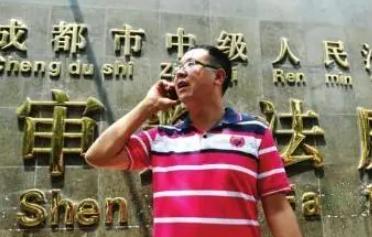 2012年，四川彭州村民吴高亮，在自家承包地里干活时，无意间挖到了几根乌黑坚硬的