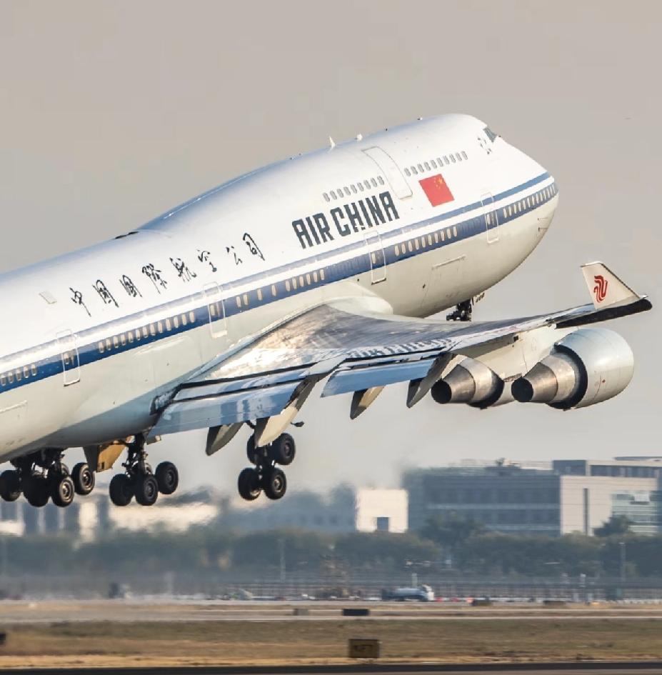 国内三大航调整飞机燃油费，大幅下调，直接减半！还记得以前油贵的时候，坐一趟飞