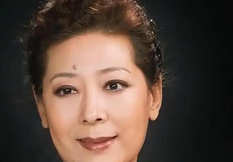 1990年，歌唱家关牧村因家暴提出结束婚姻，王星军让她在房产和孩子之间二选一，她