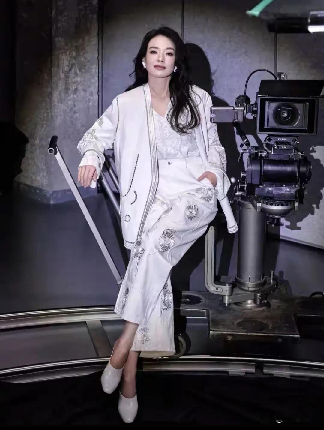 原来舒淇小时候也躲过衣柜。不是那种捉迷藏的躲，是真怕。怕爸爸喝醉，怕被从床上