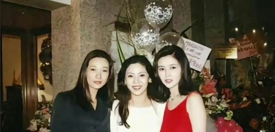 向太年轻的时候太漂亮了！跟关之琳站一块儿，颜值一点不输！