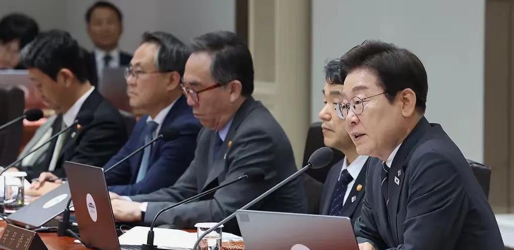 重磅福利！李在明总统豪撒全民消费券，15-50万韩元直接到账，民众欢呼：这才是真正为民着想的总统！