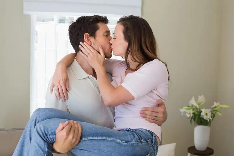 为啥情侣一见面就要亲嘴？这事儿得分情况看。从感情发展来说，如果两人爱得...