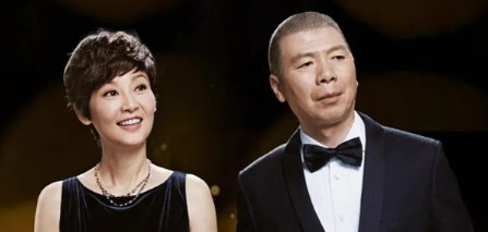 那一年，冯小刚爱上了漂亮的徐帆，回家向妻子张娣提出了离婚，说：“我爱上了别人，我