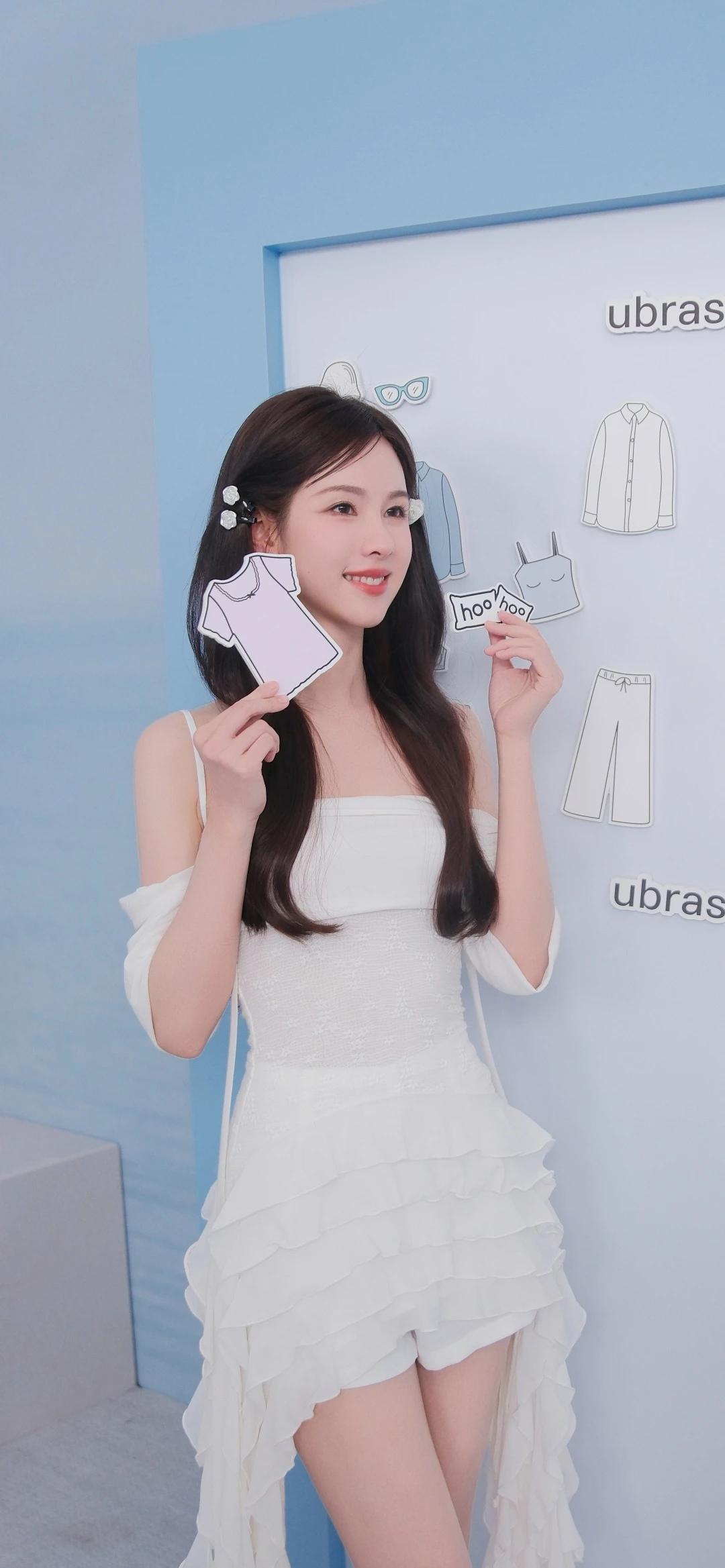 陈都灵。  白色系