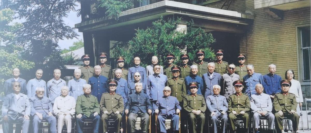 1988年11位大军区司令员罕见同框，大人物聚集之时究竟谁能稳坐核心C位？19