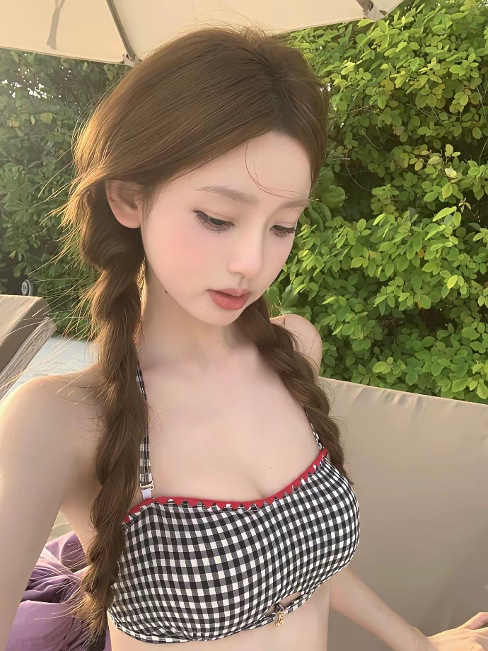 懒懒晒出和王思聪睡的床用粉色的花朵，和嫩绿的叶子拼凑出生日蛋糕，气球的造型，还摆