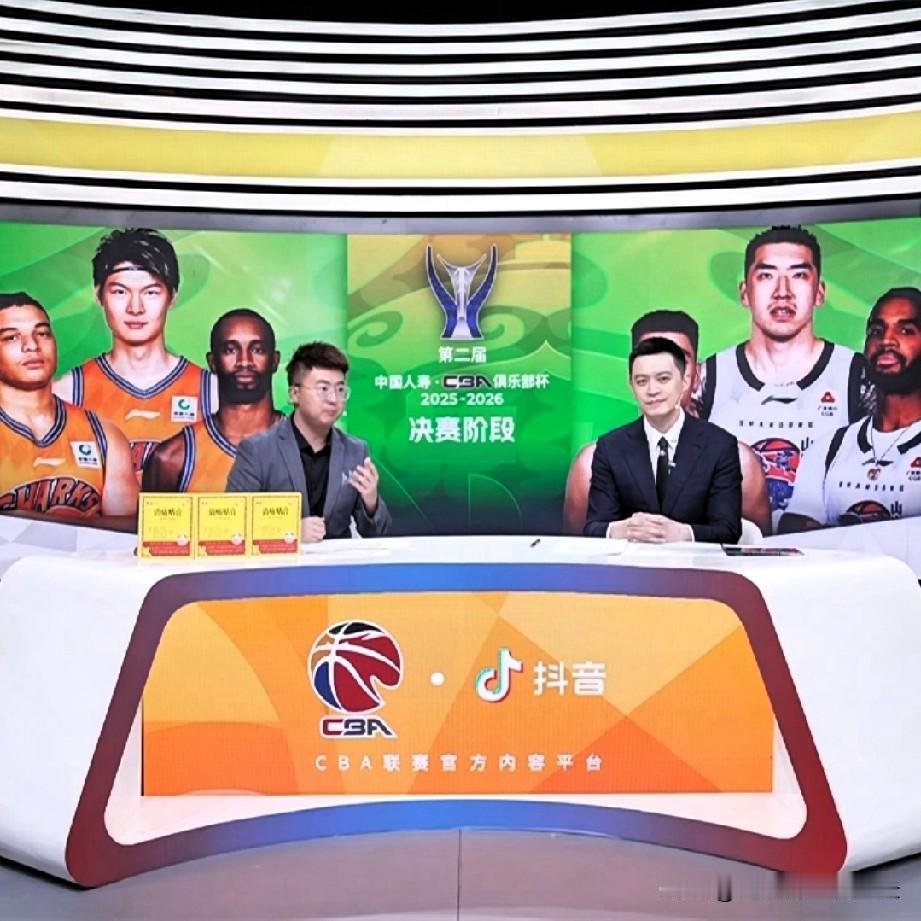 杨鸣太懂好哥们儿卢伟，暂停目的一语道破，防守策略调整，杨鸣作为解说嘉宾，看到上海