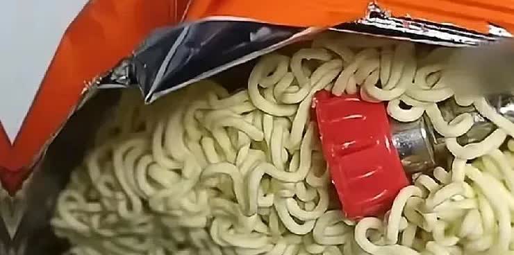 浙江，一名男子晚上在楼下的便利店买了一袋方便面，准备吃个夜宵。可是，当他撕开方便
