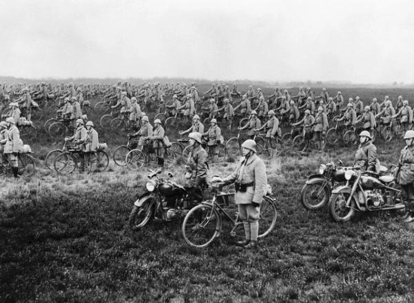 1942年，八路军伏击伪军，缴获了30多辆自行车，正愁如何处理，伪军队长
