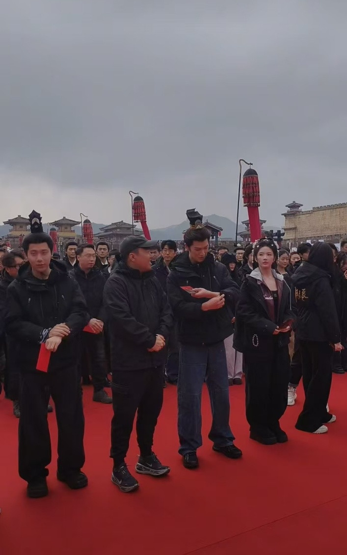 李昀锐刘些宁归良辰开机同框照李昀锐刘些宁同框李昀锐刘些宁同框！！李昀锐lin