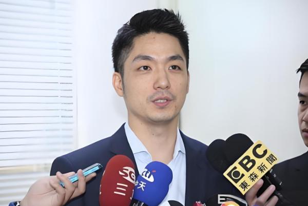 “你连中国人都不认，凭啥张罗把两蒋灵柩迁回大陆？“记者曾经的一句话，蒋万安当场