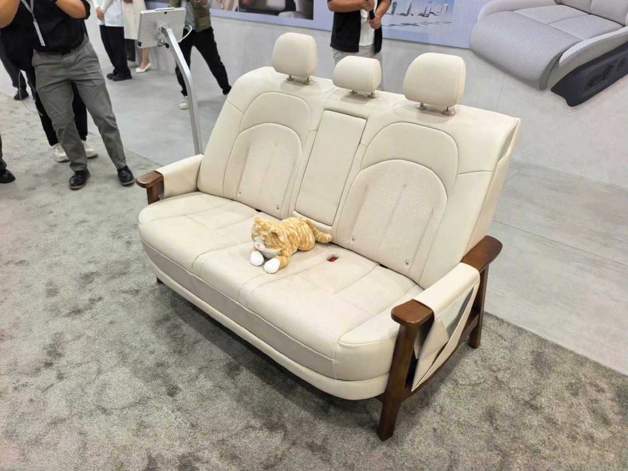 日产大沙发，由于大家经常叫日产大沙发，所以日产直接出了一个这样的沙发！这是在广