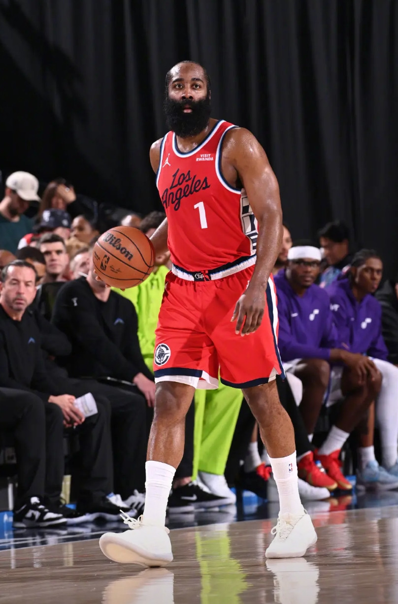 哈登今天也算是体验了一把“躺赢”！第四节更是被“DNP”了，这次泰伦卢总算是没