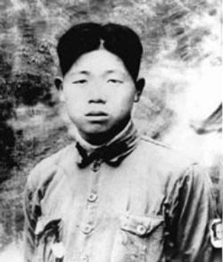 红四方面军打了一个大胜仗，缴获不少“铜块子”。陈锡联就拿它垫床腿。红四方面军后勤