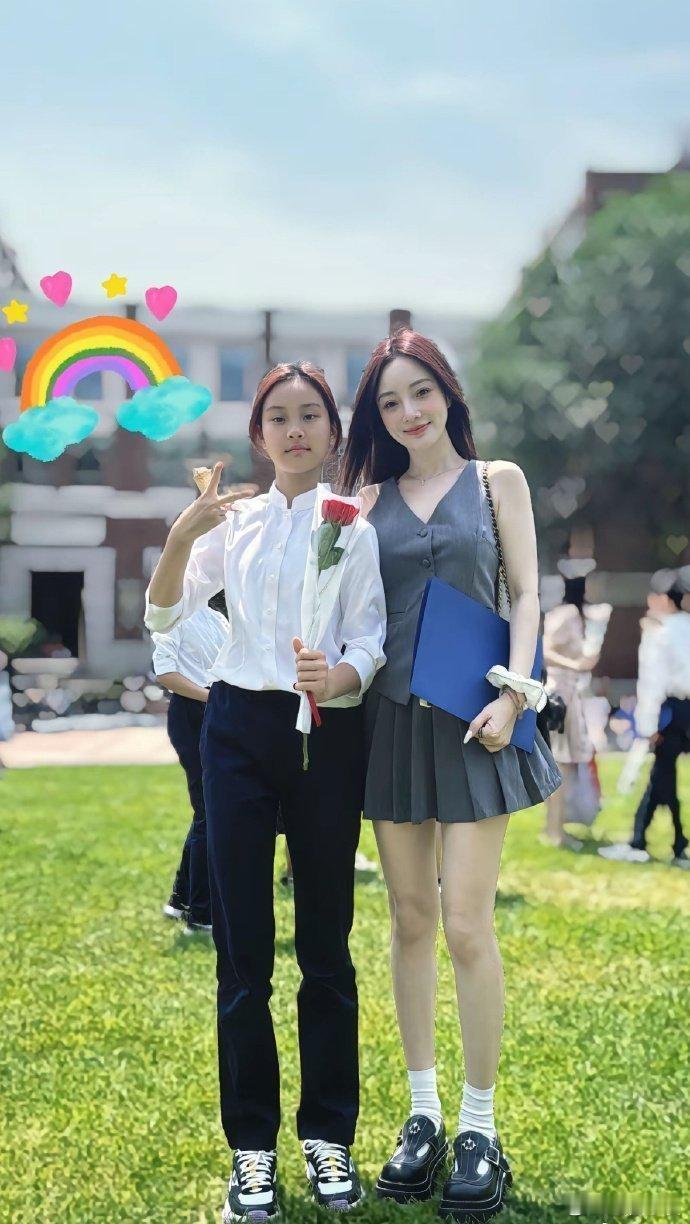 甜馨的小学毕业典礼，感觉两个人都香香的……​​​