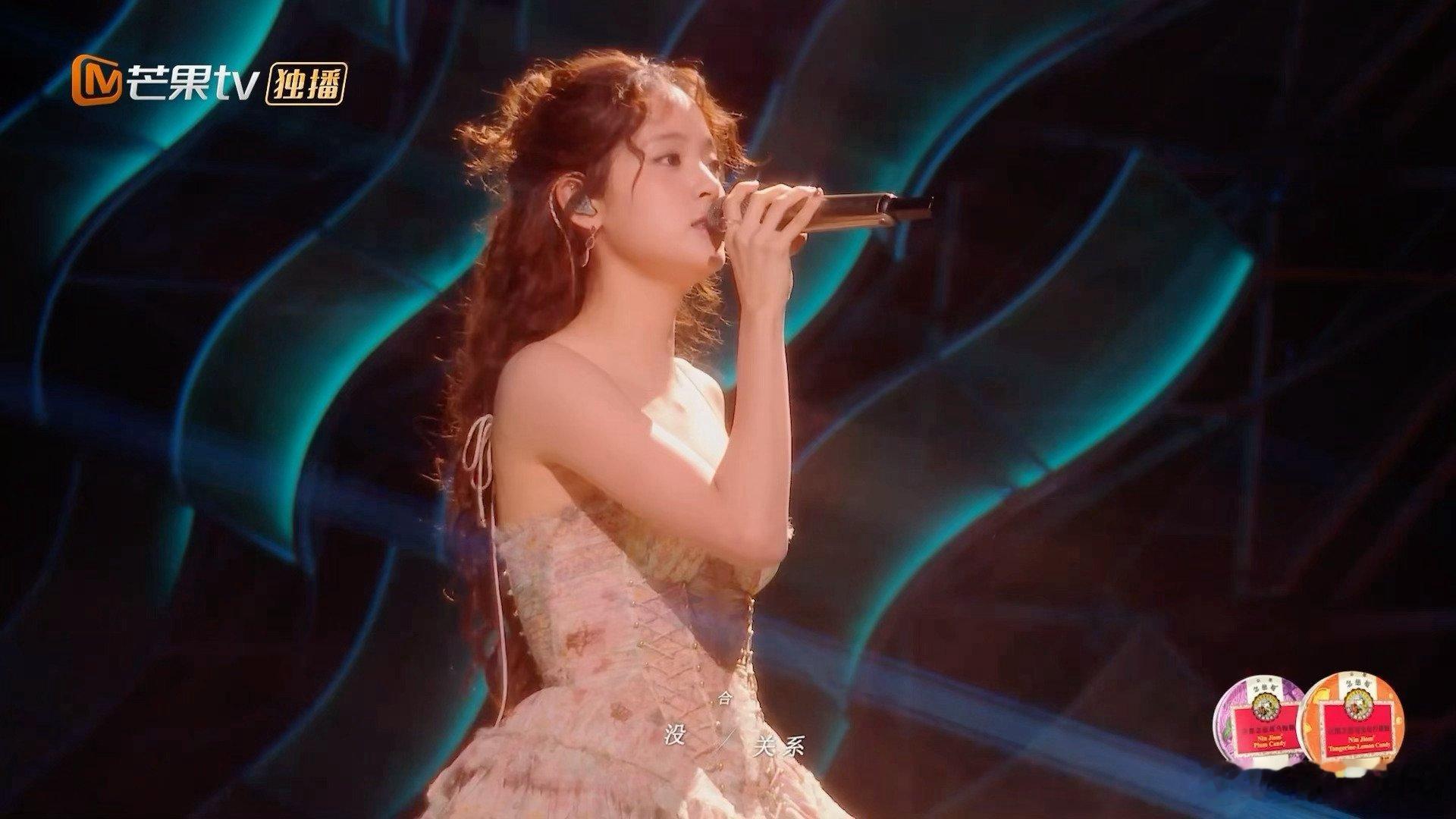 欧阳娜娜完全公主来的✨欧阳娜娜在《声生不息》的舞台直接美成童话里的公主！羊毛卷公