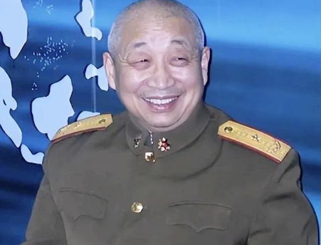 1990年，在中越战俘遣返仪式上，“叛变”军官汪斌拖着仅37公斤重的身体，颤颤巍