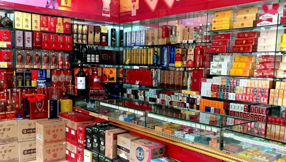 楼下有一家烟酒店，这家店我经常来买烟，平时感觉店老板挺和气的，每次来都是有说有笑