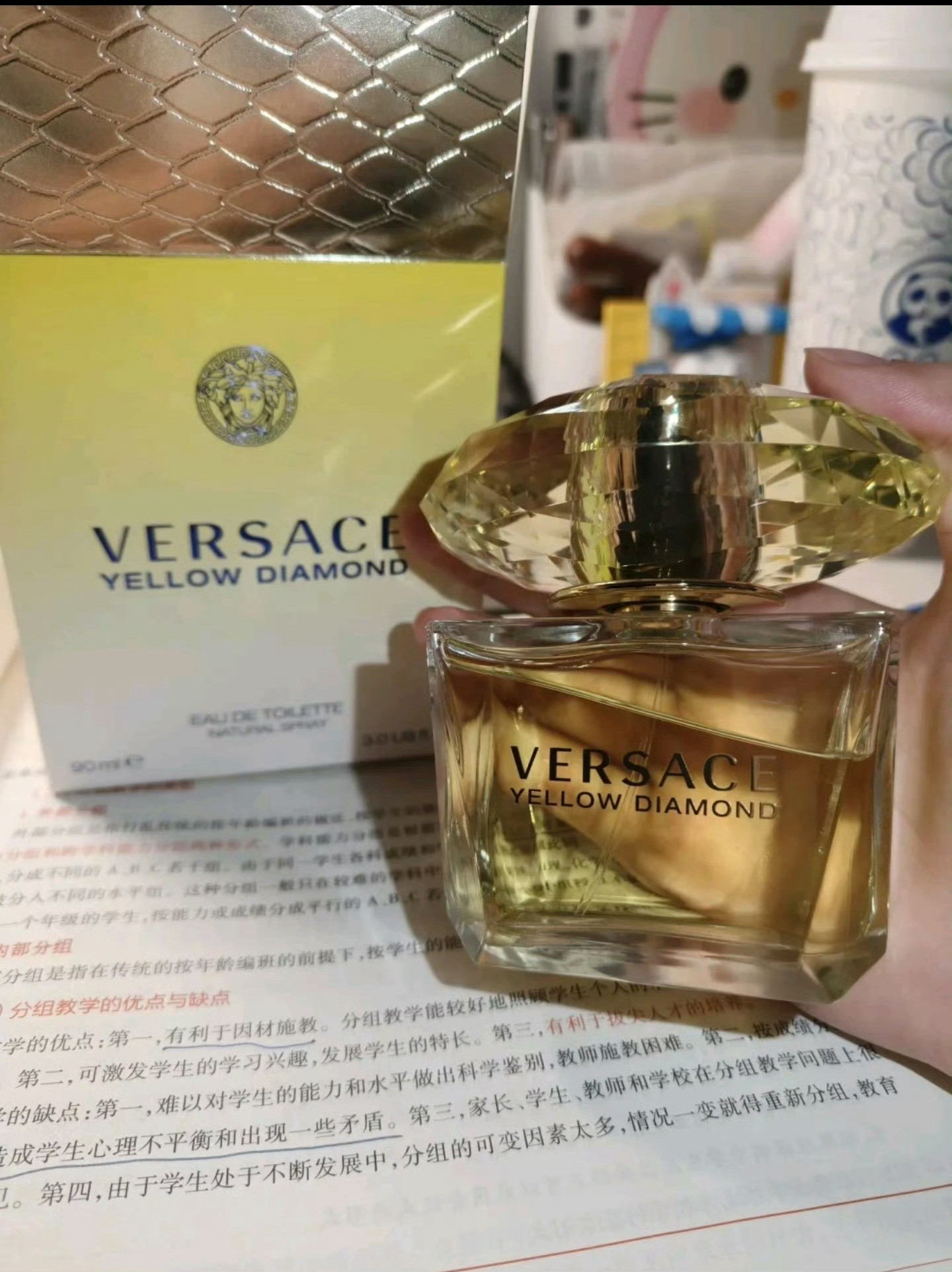 字字不提穷但一听就穷的话我把范思哲香水退了，味道有点像洗完头发的味道，一点儿也不