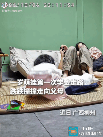 泪目。广西，一家三口在家里待着，原本不会走路的1岁宝宝，竟自己一次次摇摇晃晃地站