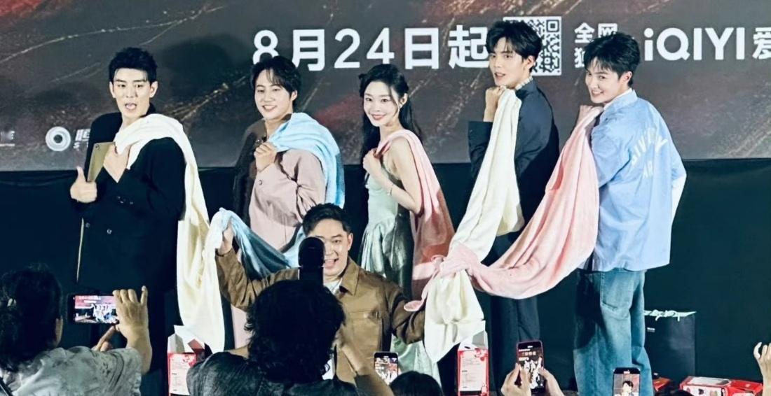 宋轶毕雯珺抖浴巾拍照，不是你们拿着浴巾都能美美出片啊​​​