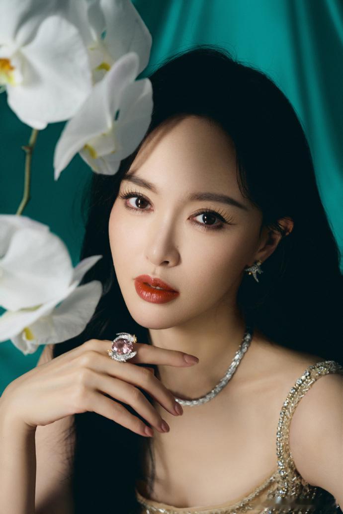 1、唐嫣现在跟某个男生约定好了，每隔一段时间出来合体一下，正好维护下夫妻形象，不