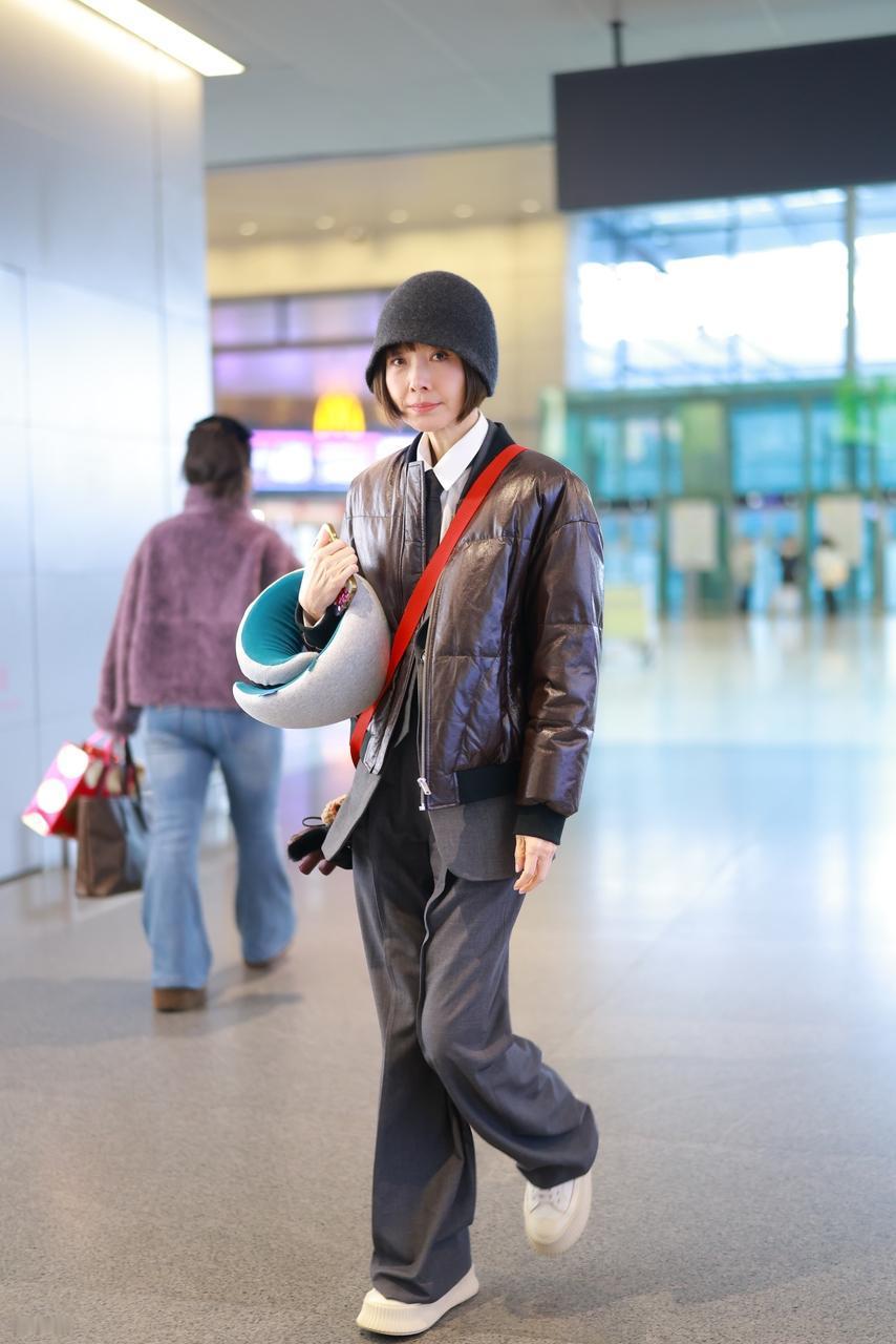 最近鲁豫现身机场，她这次搭配的很有潮流时尚感，气质也不错，整个人看上去也特别的年