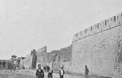 中国是从什么时候起开始拆除城墙的？时间可以追溯到八国联军侵华的时候，西方列强为了