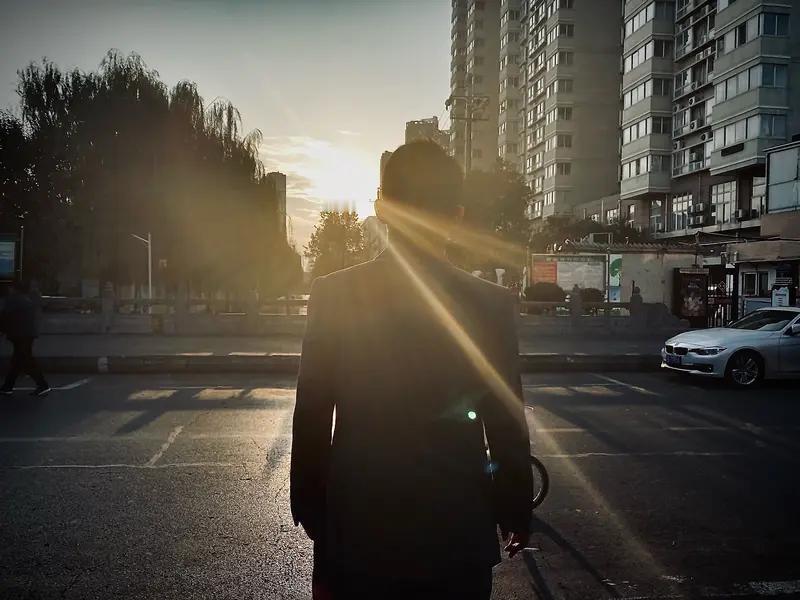 45岁失业后，上班还是创业，这是道难题。有人觉得创业当老板就高人一等，其实上班和