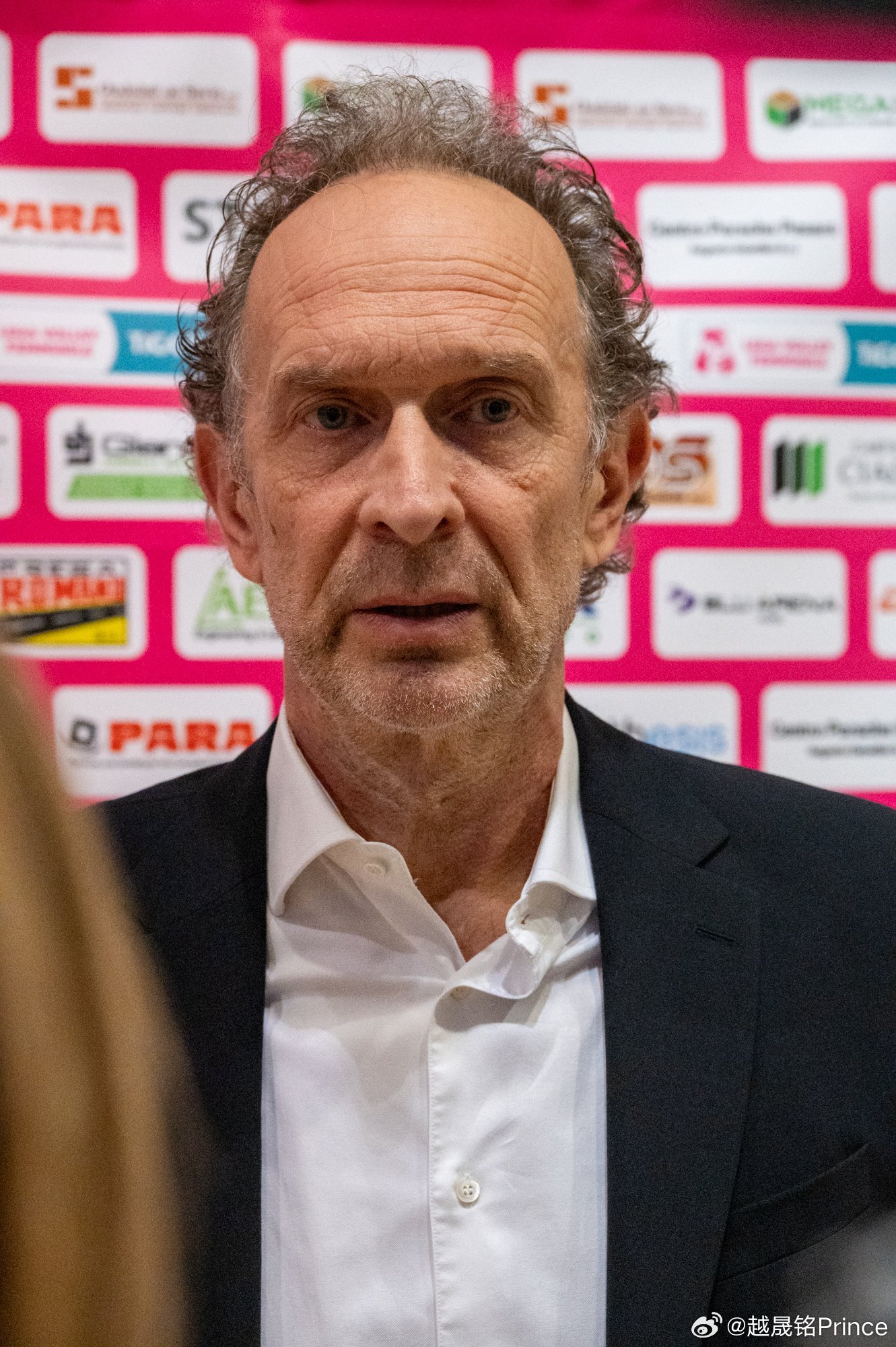 🇮🇹诺瓦拉的局势依然动荡不安👀📍俱乐部赞助商莱昂纳迪对科奇·贝尔纳迪的