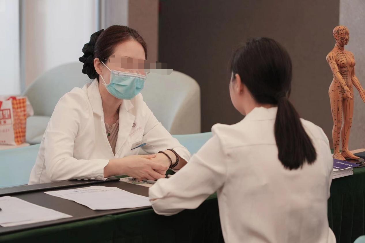 海南海口，一对夫妻婚后常年难以受孕，妻子先后四次试管婴儿均宣告失败，夫妻感情日渐