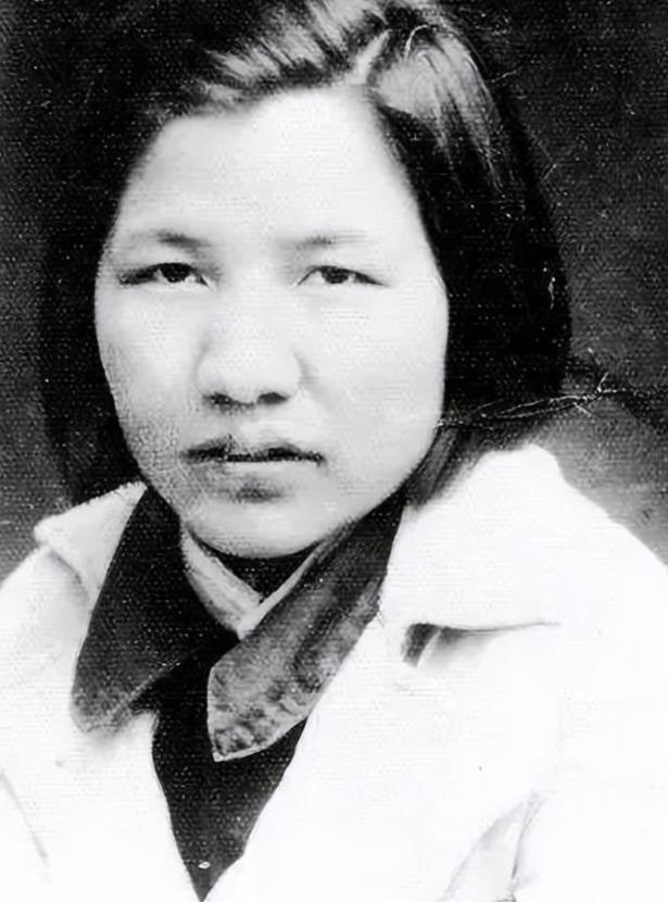 1953年12月26日，中南海。一个中年妇女拎着两斤花生和一包红枣，走到门口被卫