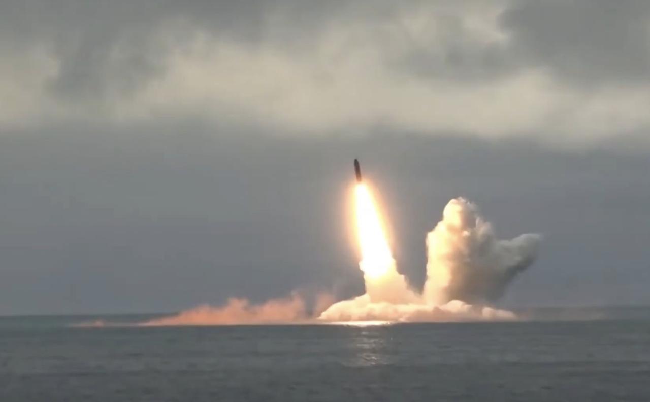 还得是俄罗斯，直接派出潜艇，给油轮护航。而且，在此之前，俄罗斯已经照会美国，